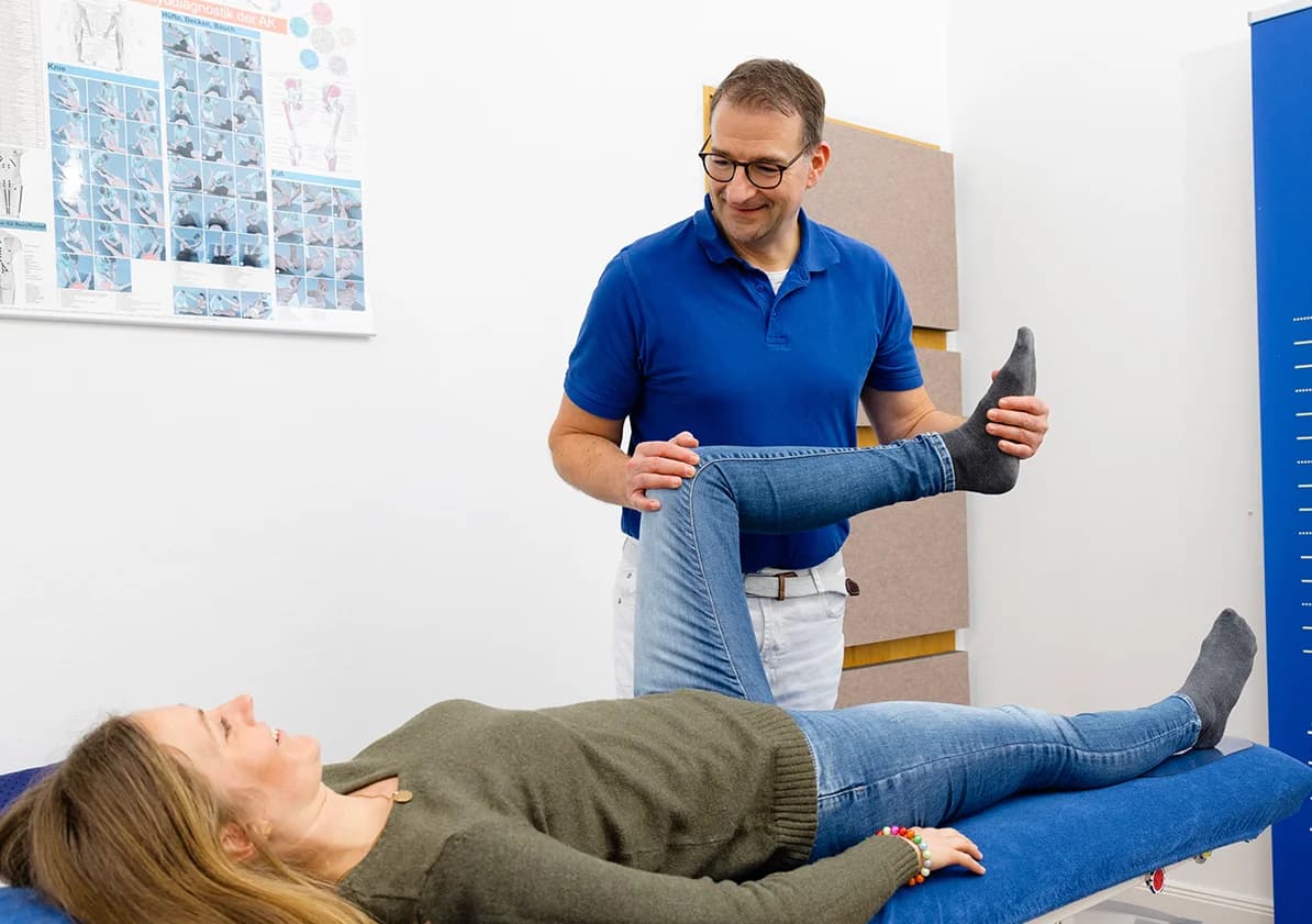 Dr. Marc Stracke carrying out a manual examination